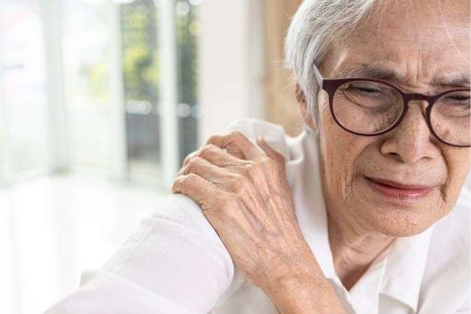old woman with dislocated shoulder asking can a chiropractor fix