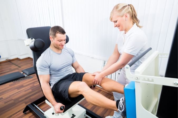 chiropractor helping knee pain as a sports physical