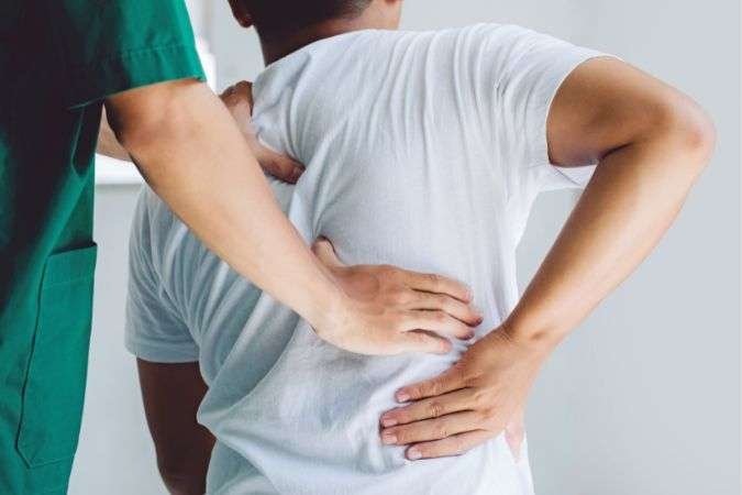 Chiropractor for Ribs helping patient