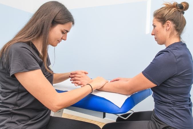 chiropractor helping patient with carpal tunnel