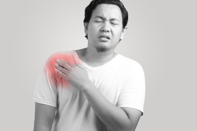shoulder pain referred to a chiropractor, Can a chiropractor help with a torn rotator cuff